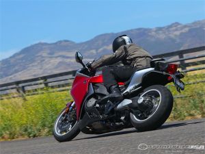 2010-Honda-VFR1200F-DCT-11